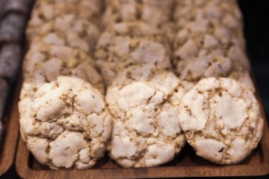 Bir grup çeşit kurabiye. Çikolata parçacıklı, yulaflı, kuru üzümlü, beyaz çikolatalı.