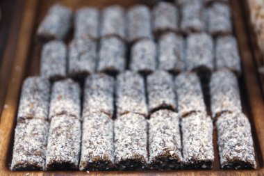 Bir grup çeşit kurabiye. Çikolata parçacıklı, yulaflı, kuru üzümlü, beyaz çikolatalı.