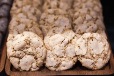 Bir grup çeşit kurabiye. Çikolata parçacıklı, yulaflı, kuru üzümlü, beyaz çikolatalı.