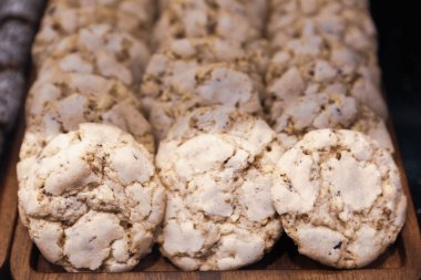 Bir grup çeşit kurabiye. Çikolata parçacıklı, yulaflı, kuru üzümlü, beyaz çikolatalı.