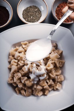 Türk mantı manlama plaka üzerinde