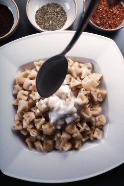 Türk mantı manlama plaka üzerinde