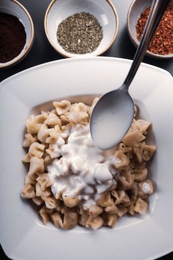 Türk mantı manlama plaka üzerinde