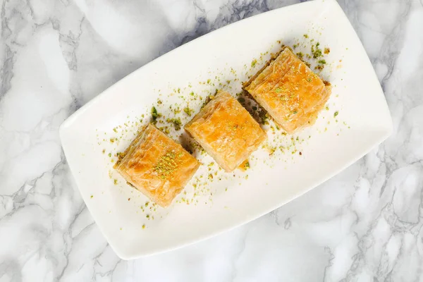 Geleneksel hindistancevizli tatlı baklavası. Ev yapımı fındıklı ve ballı baklava..