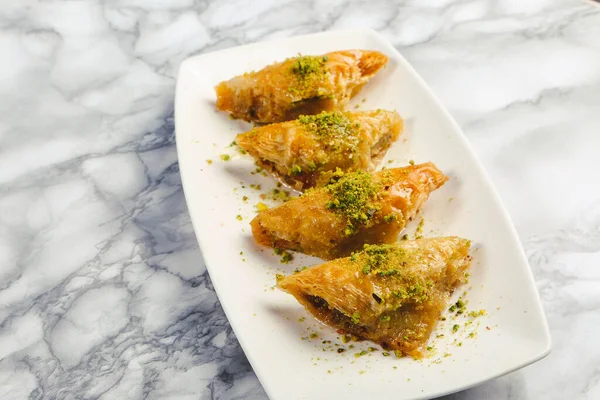 Geleneksel hindistancevizli tatlı baklavası. Ev yapımı fındıklı ve ballı baklava..