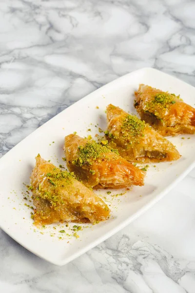 Geleneksel hindistancevizli tatlı baklavası. Ev yapımı fındıklı ve ballı baklava..