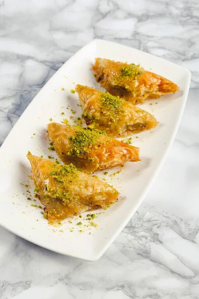 Geleneksel hindistancevizli tatlı baklavası. Ev yapımı fındıklı ve ballı baklava..