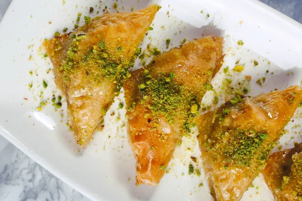 Geleneksel hindistancevizli tatlı baklavası. Ev yapımı fındıklı ve ballı baklava..