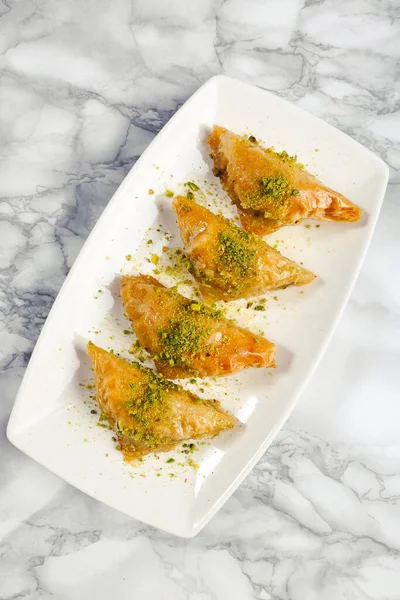 Geleneksel hindistancevizli tatlı baklavası. Ev yapımı fındıklı ve ballı baklava..