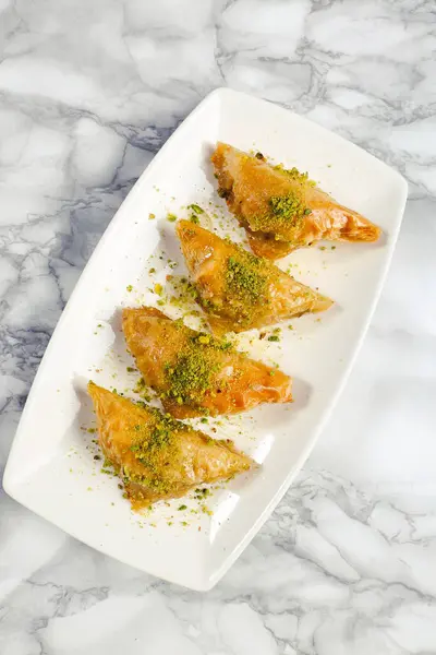 Geleneksel hindistancevizli tatlı baklavası. Ev yapımı fındıklı ve ballı baklava..