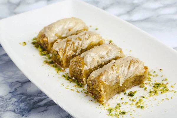 Geleneksel hindistancevizli tatlı baklavası. Ev yapımı fındıklı ve ballı baklava..