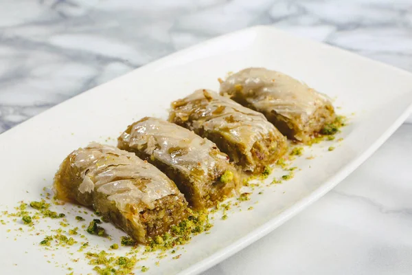 Geleneksel hindistancevizli tatlı baklavası. Ev yapımı fındıklı ve ballı baklava..