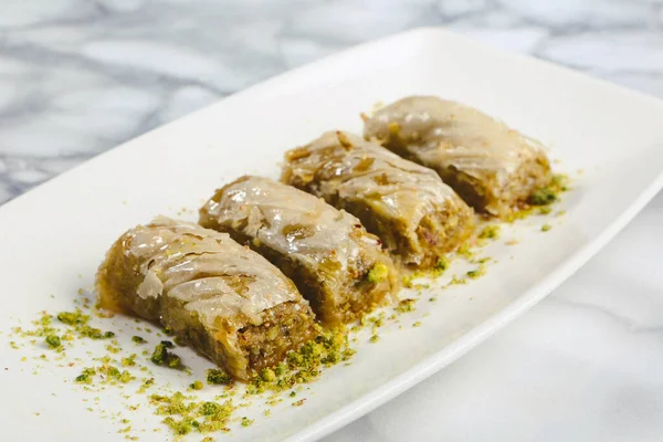 Geleneksel hindistancevizli tatlı baklavası. Ev yapımı fındıklı ve ballı baklava..