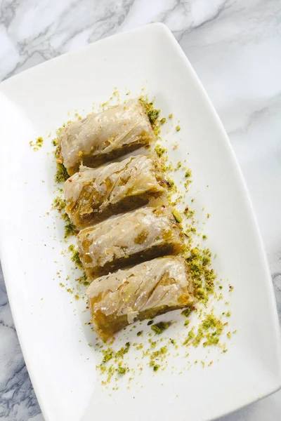 Geleneksel hindistancevizli tatlı baklavası. Ev yapımı fındıklı ve ballı baklava..