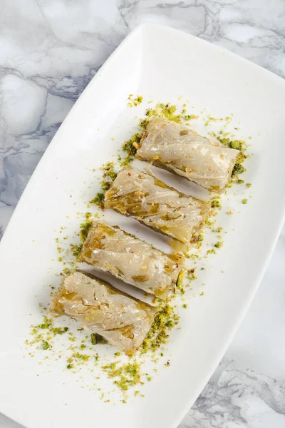 Geleneksel hindistancevizli tatlı baklavası. Ev yapımı fındıklı ve ballı baklava..