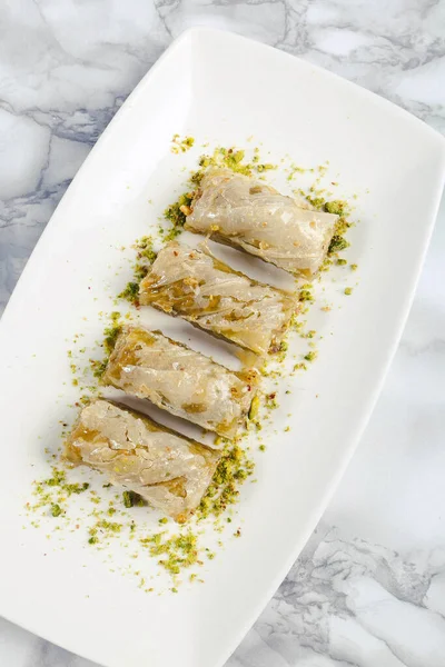 Geleneksel hindistancevizli tatlı baklavası. Ev yapımı fındıklı ve ballı baklava..