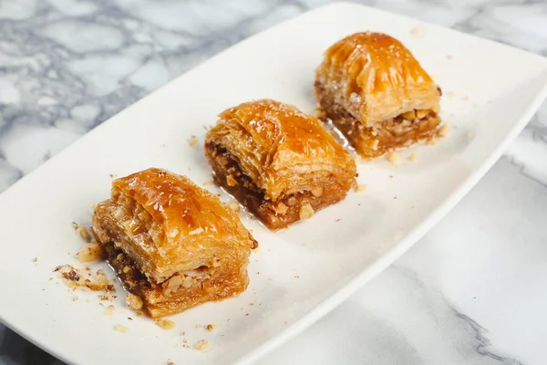 Geleneksel hindistancevizli tatlı baklavası. Ev yapımı fındıklı ve ballı baklava..