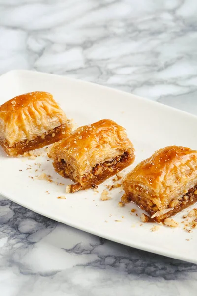 Geleneksel hindistancevizli tatlı baklavası. Ev yapımı fındıklı ve ballı baklava..