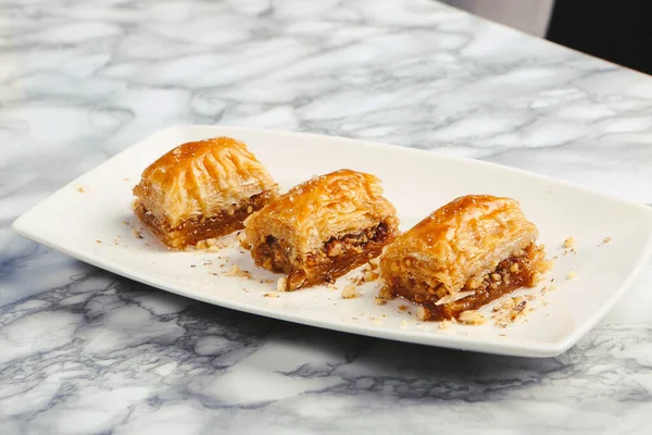 Geleneksel hindistancevizli tatlı baklavası. Ev yapımı fındıklı ve ballı baklava..