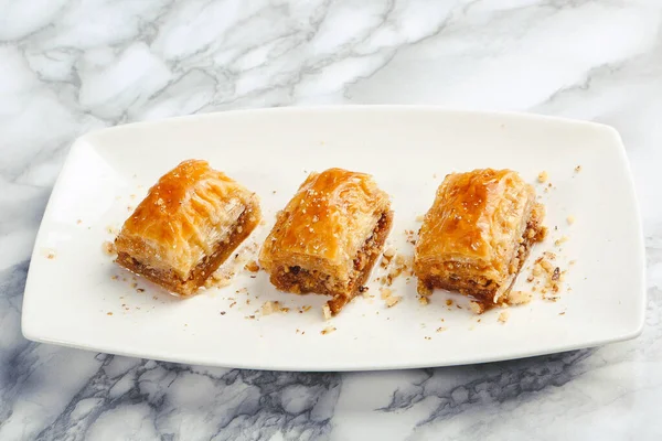 Geleneksel hindistancevizli tatlı baklavası. Ev yapımı fındıklı ve ballı baklava..