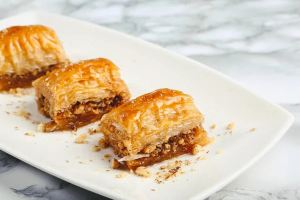 Geleneksel hindistancevizli tatlı baklavası. Ev yapımı fındıklı ve ballı baklava..