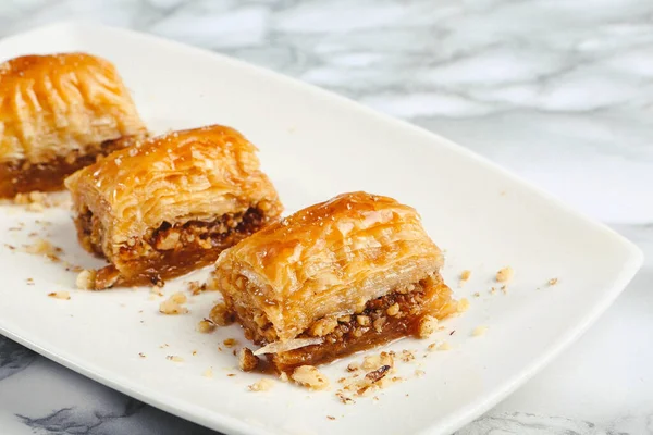 Geleneksel hindistancevizli tatlı baklavası. Ev yapımı fındıklı ve ballı baklava..