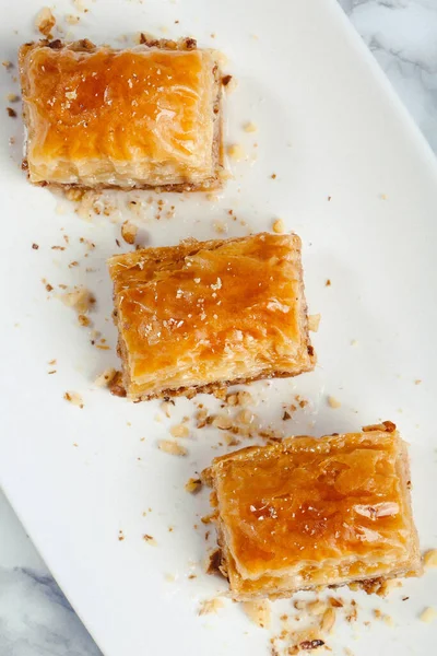 Geleneksel hindistancevizli tatlı baklavası. Ev yapımı fındıklı ve ballı baklava..