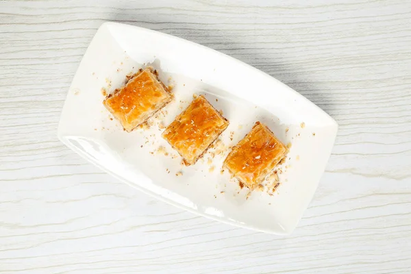 Geleneksel hindistancevizli tatlı baklavası. Ev yapımı fındıklı ve ballı baklava..