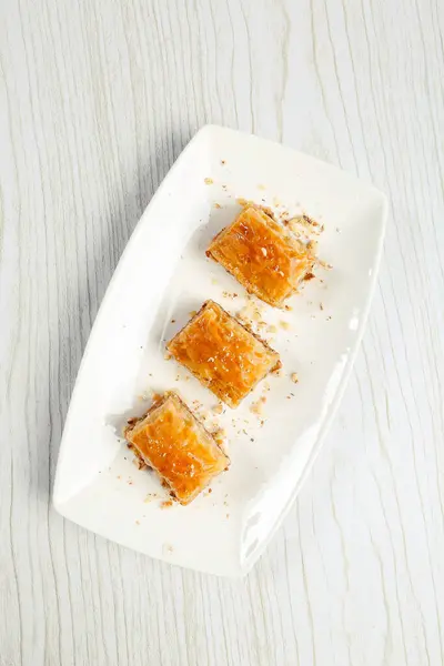 Geleneksel hindistancevizli tatlı baklavası. Ev yapımı fındıklı ve ballı baklava..