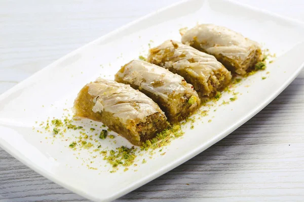 Geleneksel hindistancevizli tatlı baklavası. Ev yapımı fındıklı ve ballı baklava..