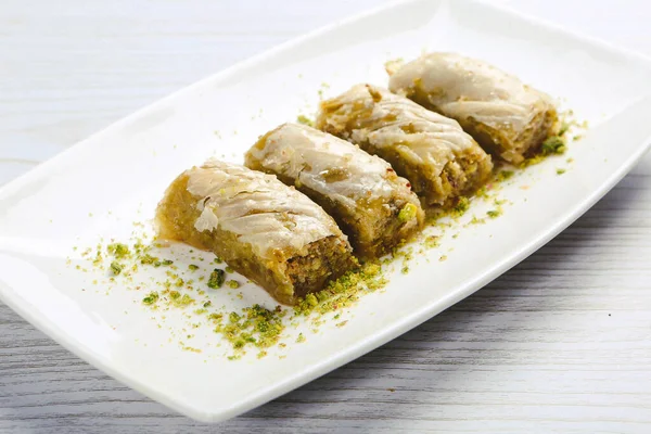 Geleneksel hindistancevizli tatlı baklavası. Ev yapımı fındıklı ve ballı baklava..