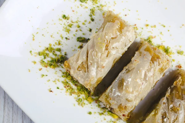 Geleneksel hindistancevizli tatlı baklavası. Ev yapımı fındıklı ve ballı baklava..