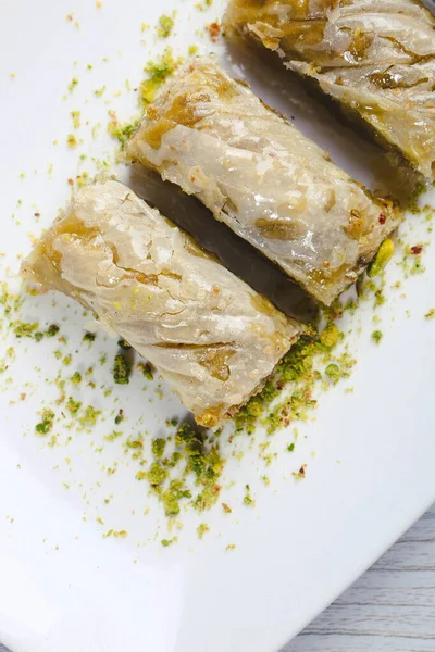 Geleneksel hindistancevizli tatlı baklavası. Ev yapımı fındıklı ve ballı baklava..