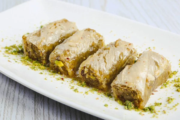 Geleneksel hindistancevizli tatlı baklavası. Ev yapımı fındıklı ve ballı baklava..