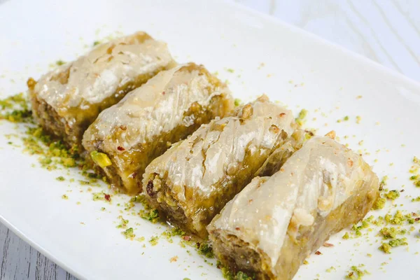 Geleneksel hindistancevizli tatlı baklavası. Ev yapımı fındıklı ve ballı baklava..