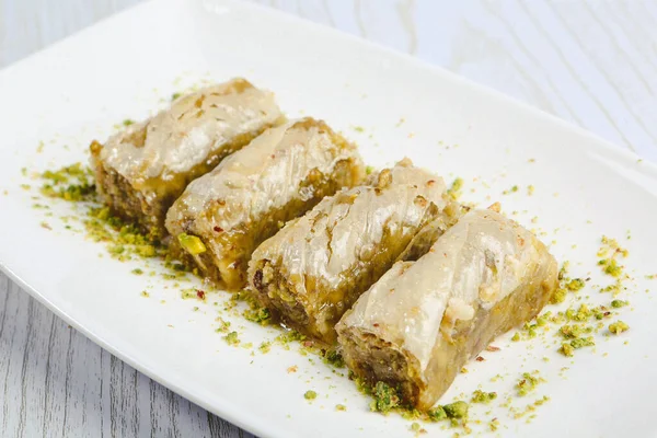 Geleneksel hindistancevizli tatlı baklavası. Ev yapımı fındıklı ve ballı baklava..