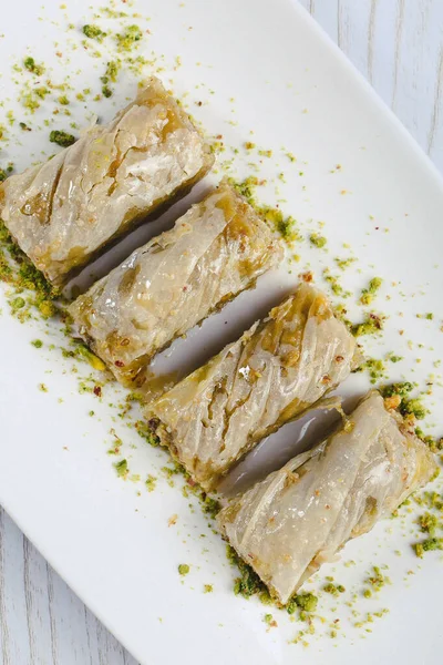 Geleneksel hindistancevizli tatlı baklavası. Ev yapımı fındıklı ve ballı baklava..
