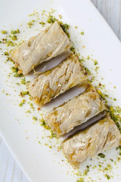 Geleneksel hindistancevizli tatlı baklavası. Ev yapımı fındıklı ve ballı baklava..