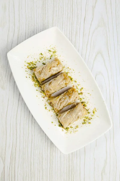 Geleneksel hindistancevizli tatlı baklavası. Ev yapımı fındıklı ve ballı baklava..