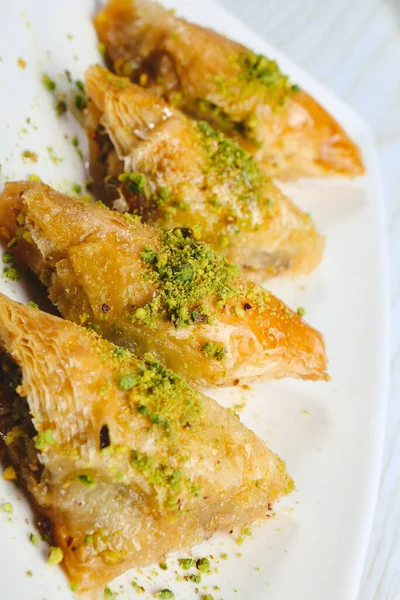 Geleneksel hindistancevizli tatlı baklavası. Ev yapımı fındıklı ve ballı baklava..