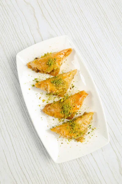 Geleneksel hindistancevizli tatlı baklavası. Ev yapımı fındıklı ve ballı baklava..