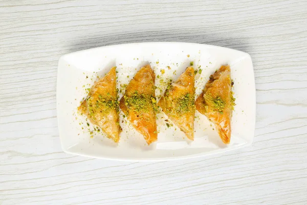 Geleneksel hindistancevizli tatlı baklavası. Ev yapımı fındıklı ve ballı baklava..