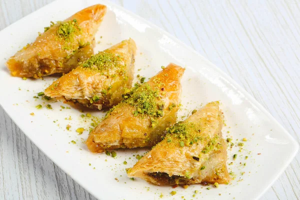 Geleneksel hindistancevizli tatlı baklavası. Ev yapımı fındıklı ve ballı baklava..