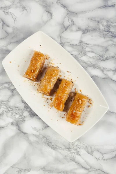 Geleneksel hindistancevizli tatlı baklavası. Ev yapımı fındıklı ve ballı baklava..