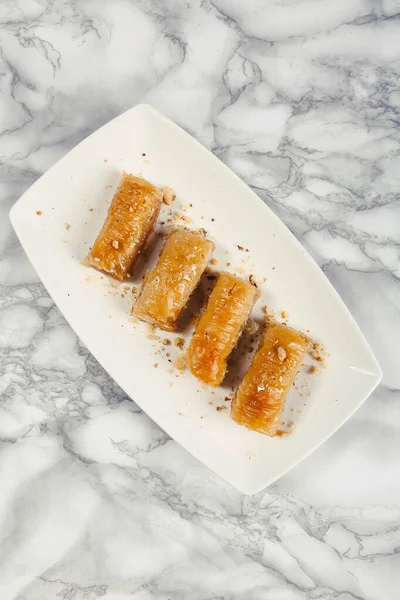 Geleneksel hindistancevizli tatlı baklavası. Ev yapımı fındıklı ve ballı baklava..