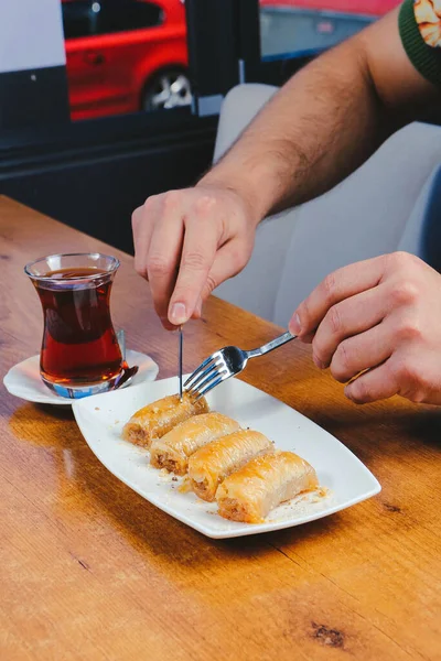 Geleneksel hindistancevizli tatlı baklavası. Ev yapımı fındıklı ve ballı baklava..