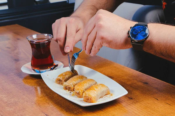 Geleneksel hindistancevizli tatlı baklavası. Ev yapımı fındıklı ve ballı baklava..