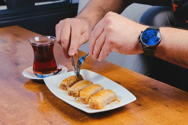 Geleneksel hindistancevizli tatlı baklavası. Ev yapımı fındıklı ve ballı baklava..