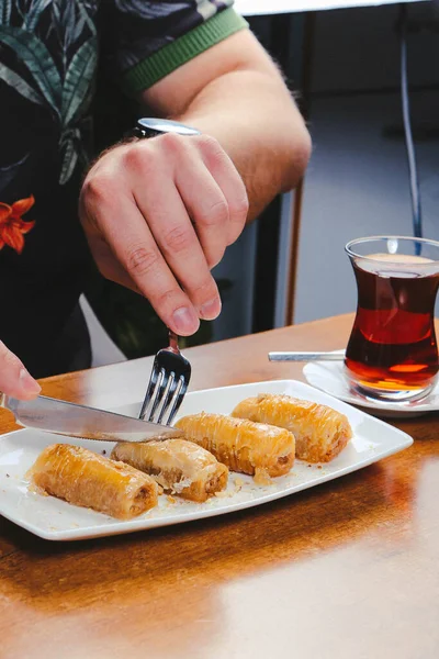 Geleneksel hindistancevizli tatlı baklavası. Ev yapımı fındıklı ve ballı baklava..