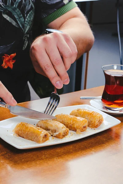 Geleneksel hindistancevizli tatlı baklavası. Ev yapımı fındıklı ve ballı baklava..